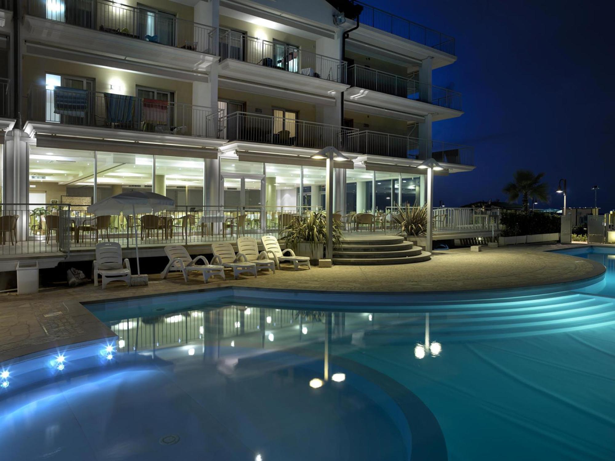 Aparthotel Casa Del Mar Roseto Degli Abruzzi Esterno foto