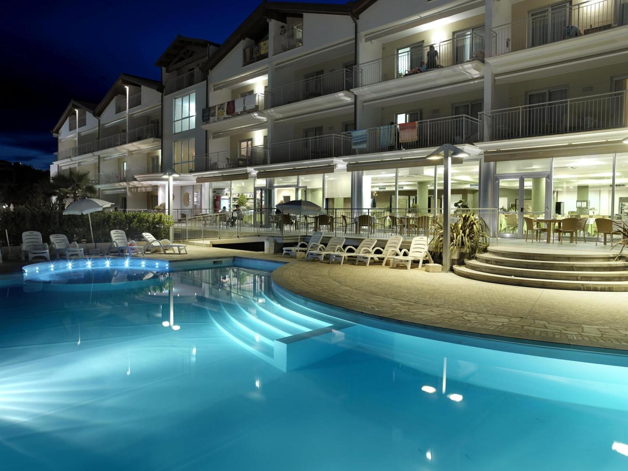 Aparthotel Casa Del Mar Roseto Degli Abruzzi Esterno foto